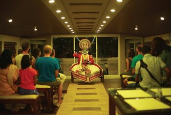 Indiavacationz Houseboat 3*