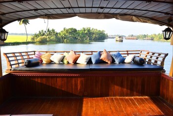 Indiavacationz Houseboat 3*