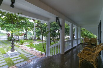 Warmth Lake Haven 4*