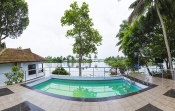 Warmth Lake Haven 4*