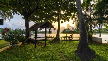 Warmth Lake Haven 4*