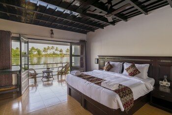 Warmth Lake Haven 4*