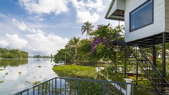 Warmth Lake Haven 4*
