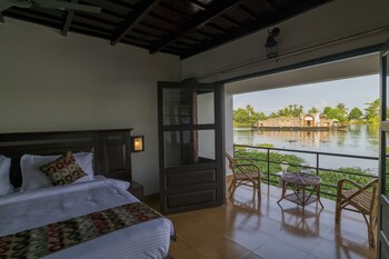 Warmth Lake Haven 4*