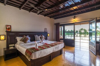 Warmth Lake Haven 4*