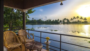 Warmth Lake Haven 4*
