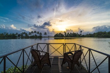 Warmth Lake Haven 4*