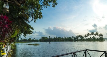 Warmth Lake Haven 4*