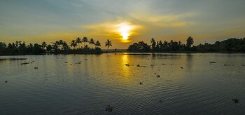 Warmth Lake Haven 4*