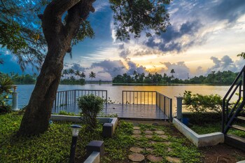 Warmth Lake Haven 4*