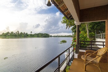 Warmth Lake Haven 4*