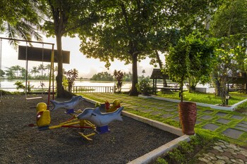 Warmth Lake Haven 4*