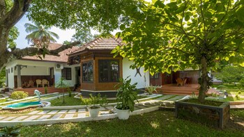 Warmth Lake Haven 4*