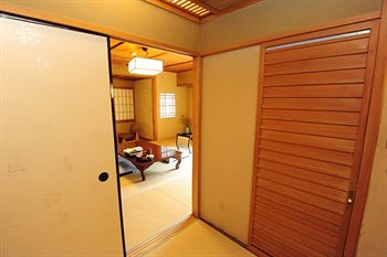 Yugawara Spa Ryokan Ashikari 3*