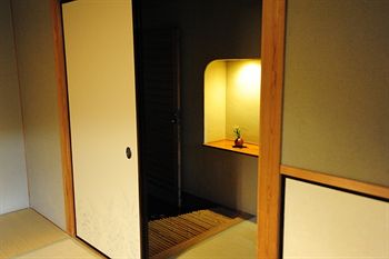 Yugawara Spa Ryokan Ashikari 3*