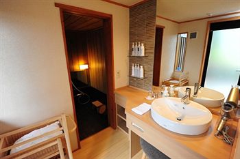 Yugawara Spa Ryokan Ashikari 3*