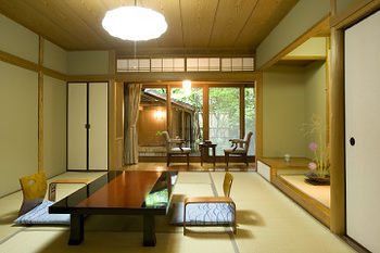 Yufuin Onsen Ryotei Tanokura 3*