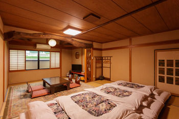 Yufuin Ryokan Nogiku 3*