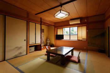 Yufuin Ryokan Nogiku 3*