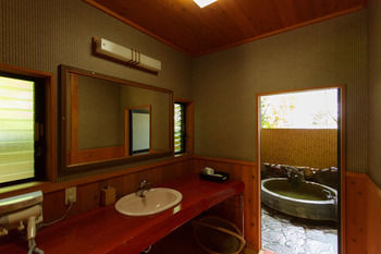 Yufuin Ryokan Nogiku 3*