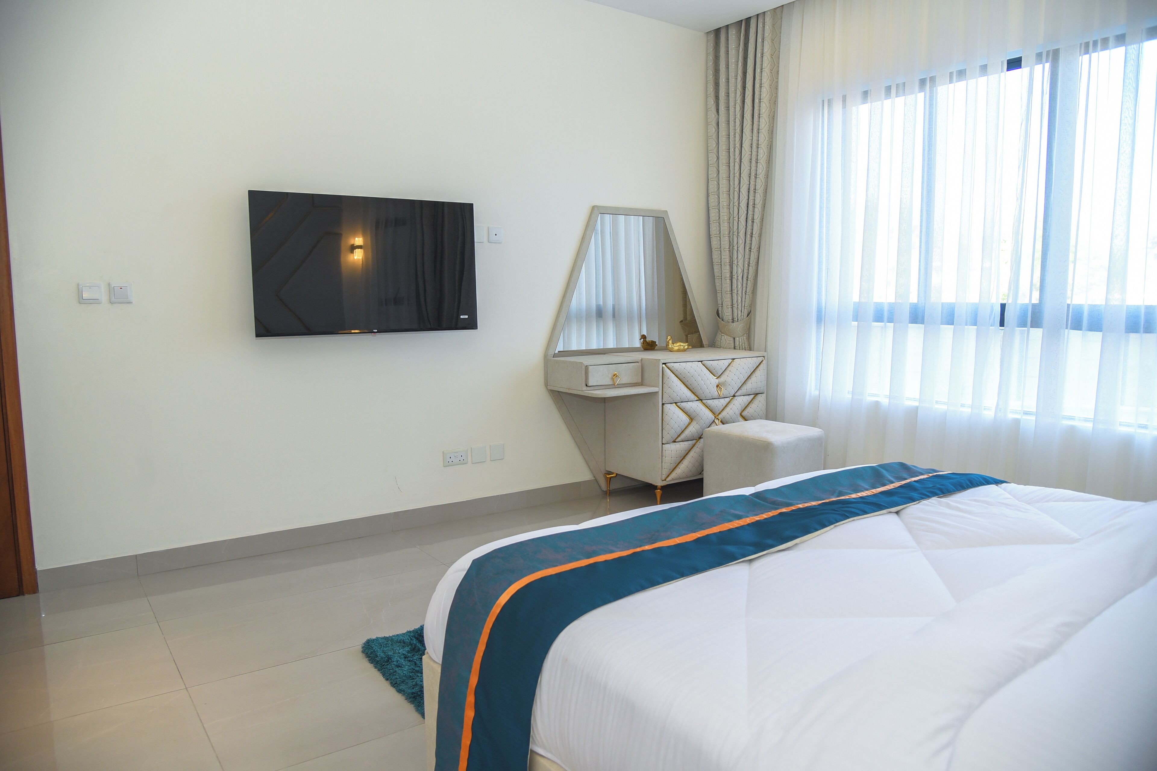 Mira Heights Suite & Conferencing 0*