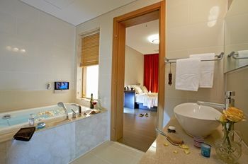 Phoenix Island 4*