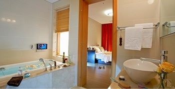 Phoenix Island 4*