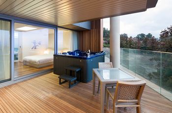 Bayhill Pool & Villa 5*
