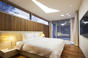 Bayhill Pool & Villa 5*