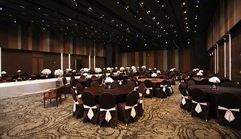 Isquare Hotel 4*