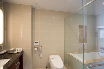 Isquare Hotel 4*