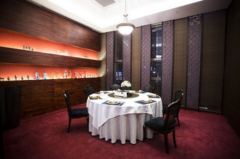 Isquare Hotel 4*