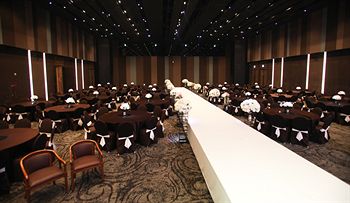 Isquare Hotel 4*