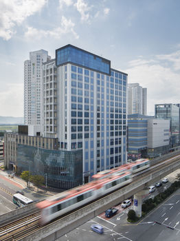 Isquare Hotel 4*