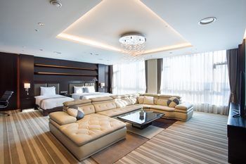 Isquare Hotel 4*