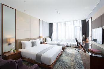 Isquare Hotel 4*