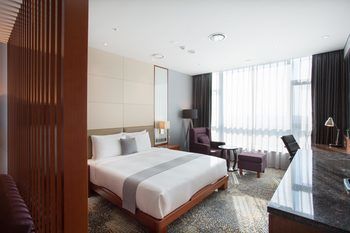 Isquare Hotel 4*
