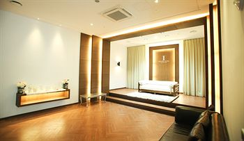 Isquare Hotel 4*