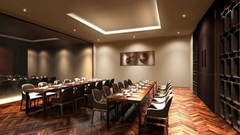 Isquare Hotel 4*