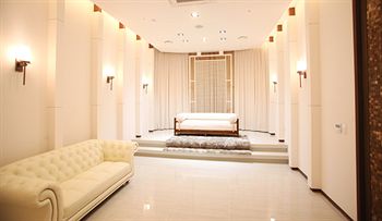Isquare Hotel 4*