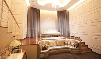 Isquare Hotel 4*