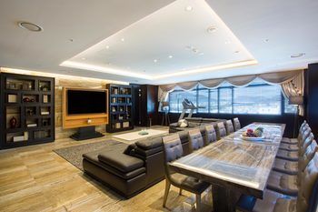 Isquare Hotel 4*