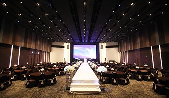 Isquare Hotel 4*