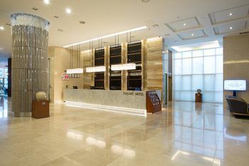 Isquare Hotel 4*
