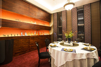 Isquare Hotel 4*