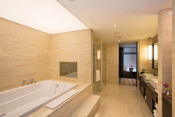 Isquare Hotel 4*