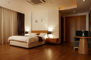 HS Tourist Hotel 3*