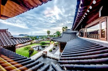 Jeju Hanok Hotel Hallagung 2*