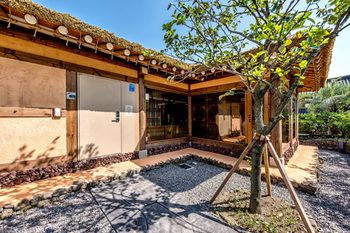 Jeju Hanok Hotel Hallagung 2*