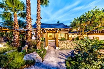 Jeju Hanok Hotel Hallagung 2*